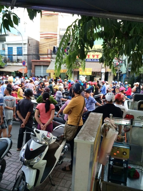 Thanh niên bắn súng, quăng 'lựu đạn' ở TP.HCM - ảnh 1